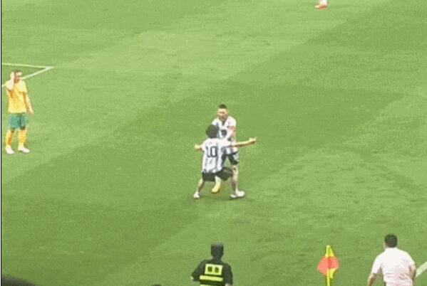 狂热球迷冲进场拥抱梅西被抬走 还和大马丁击了个掌