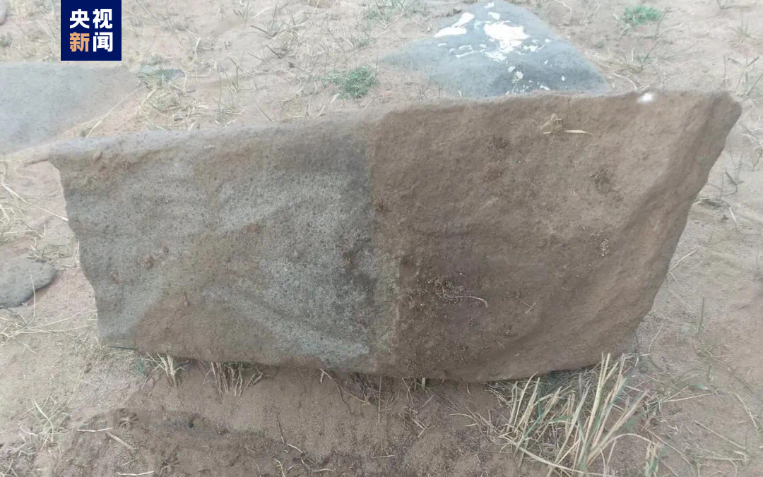 内蒙古阿巴嘎旗发现大型古墓葬群及石人像