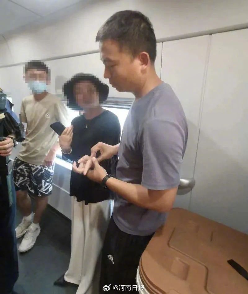 乘客高铁上突发疾病河南监狱医院警察紧急救援 在场人员为其点赞