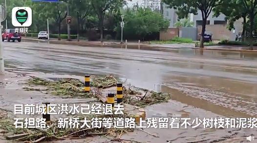 实拍洪水退后的北京门头沟城区：抛锚车辆横七竖八 道路泥泞