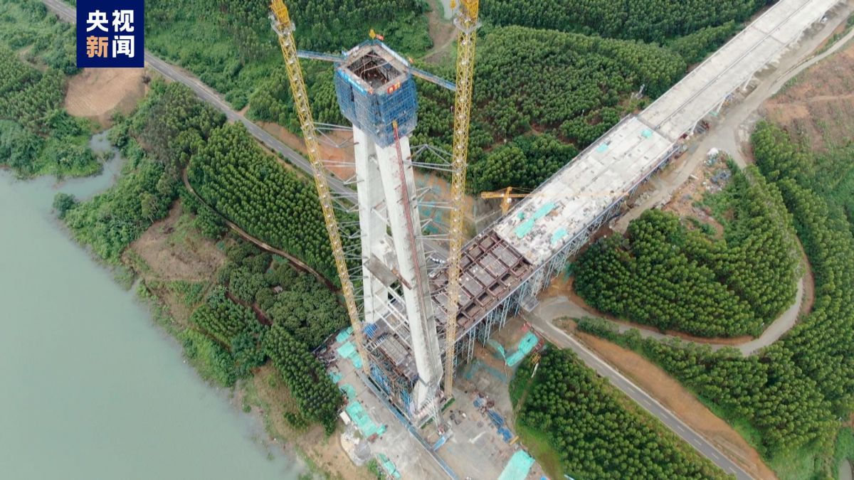 高达216米 广西在建最高索塔、最大跨径斜拉桥主塔封顶