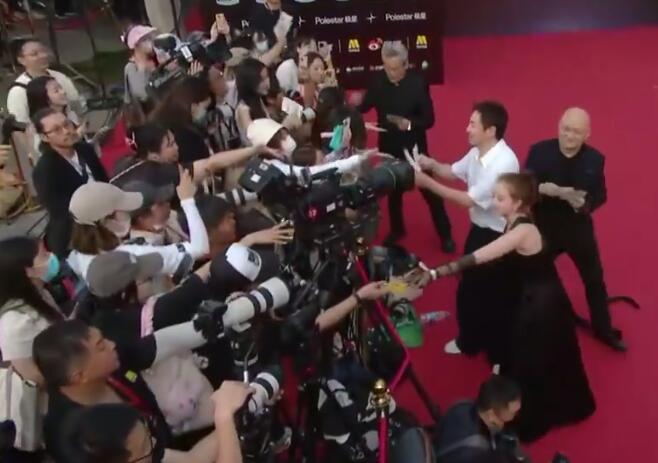 沈腾在微博之夜红毯上发彩票  宣传新电影《超能一家人》