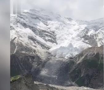 游客新疆旅游拍下雪崩全过程：场面非常壮观 游客惊声尖叫