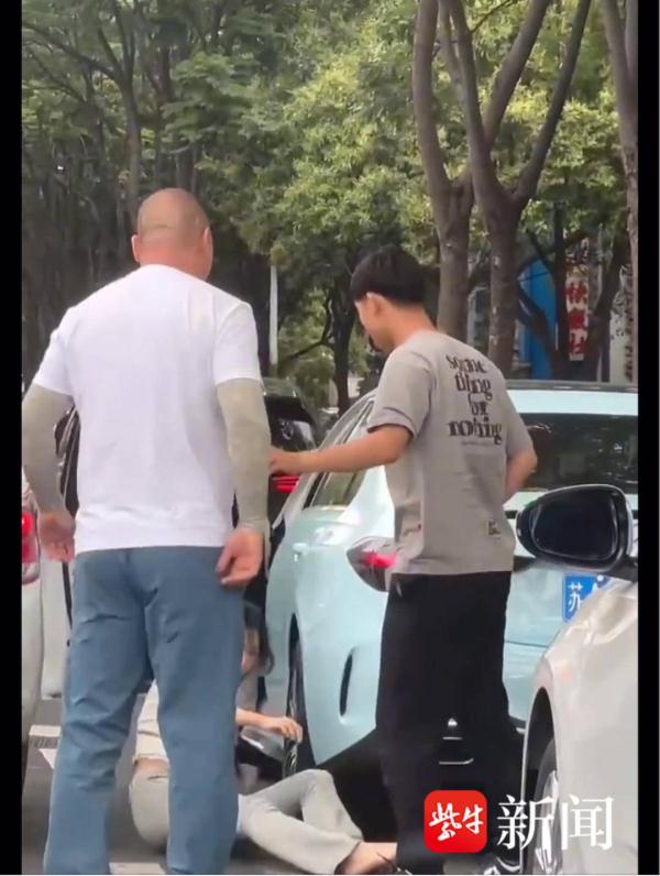 南京警方通报街头路怒打斗：男司机将女子击倒在地