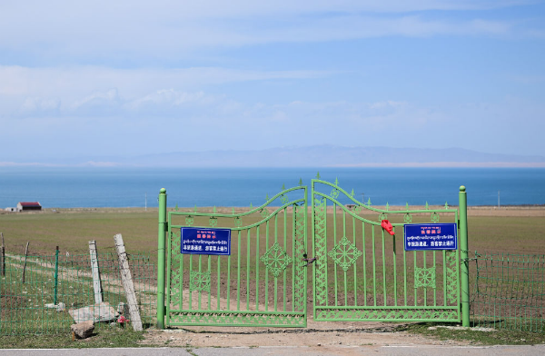 央媒三问青海湖围栏挡景：修建围栏是赶游客入收费景点？