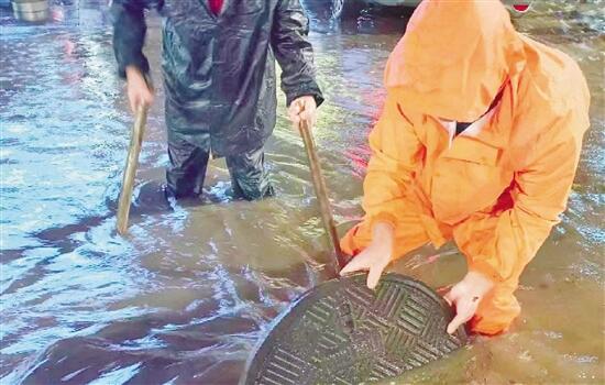杭州暴雨：短时暴雨致多处道路积水 雨水倒灌车辆被淹