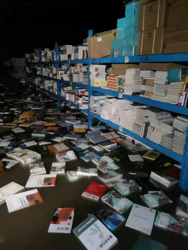 洪水穿过物流重镇 图书库房损失过亿 所有图书被泡水