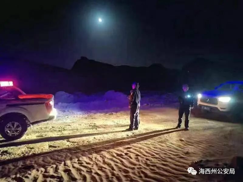 八名游客被困青海无人区断水断食 警方18个小时徒步救援