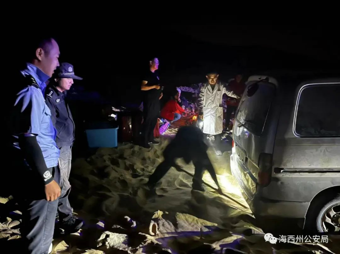 八名游客被困青海无人区断水断食 警方18个小时徒步救援