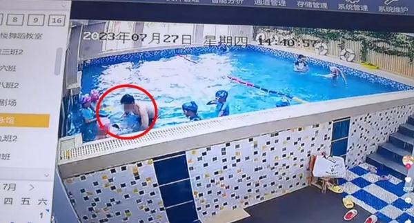 官方通报游泳教练将幼童按水里：存在体罚学生的行为