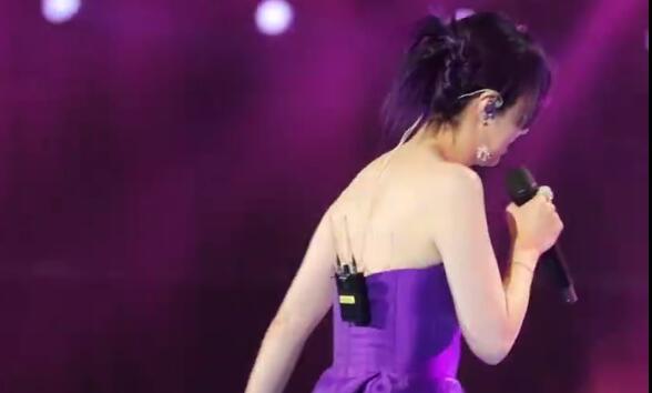 杨千嬅因站位出错道歉三次 网友：她叫艺术家不叫明星
