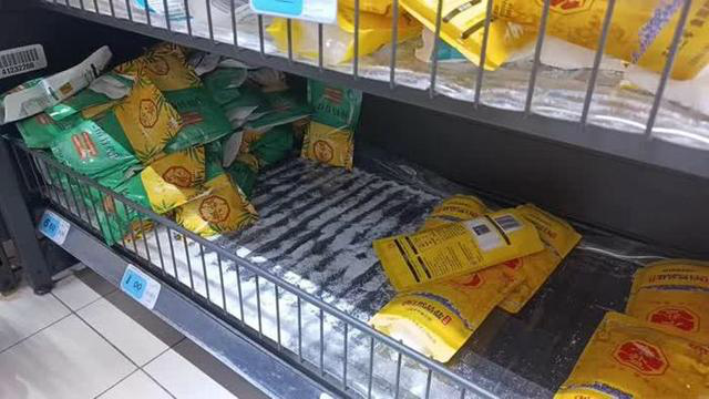 国内多地市民抢盐 有超市货架被搬空 专家：没必要