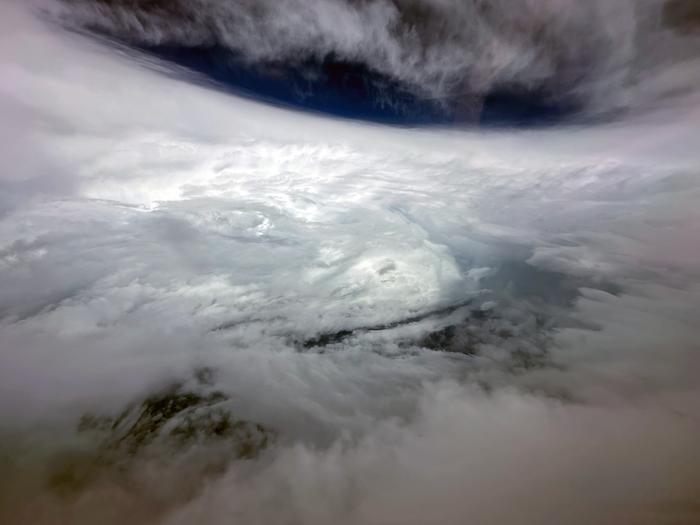 实拍台风“苏拉”风眼画面：眼壁完整，环流紧密