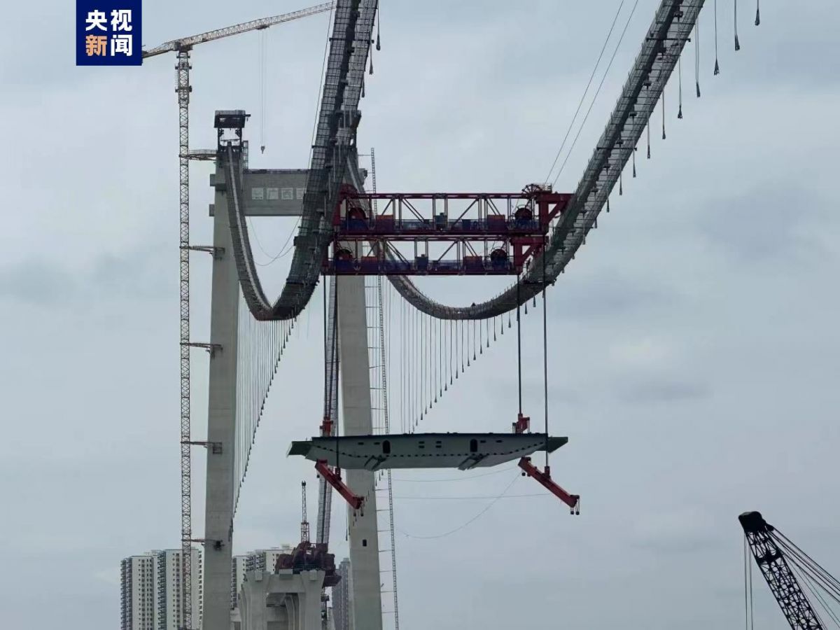 广西最长跨海大桥龙门大桥首榀双节段钢箱梁吊装完成