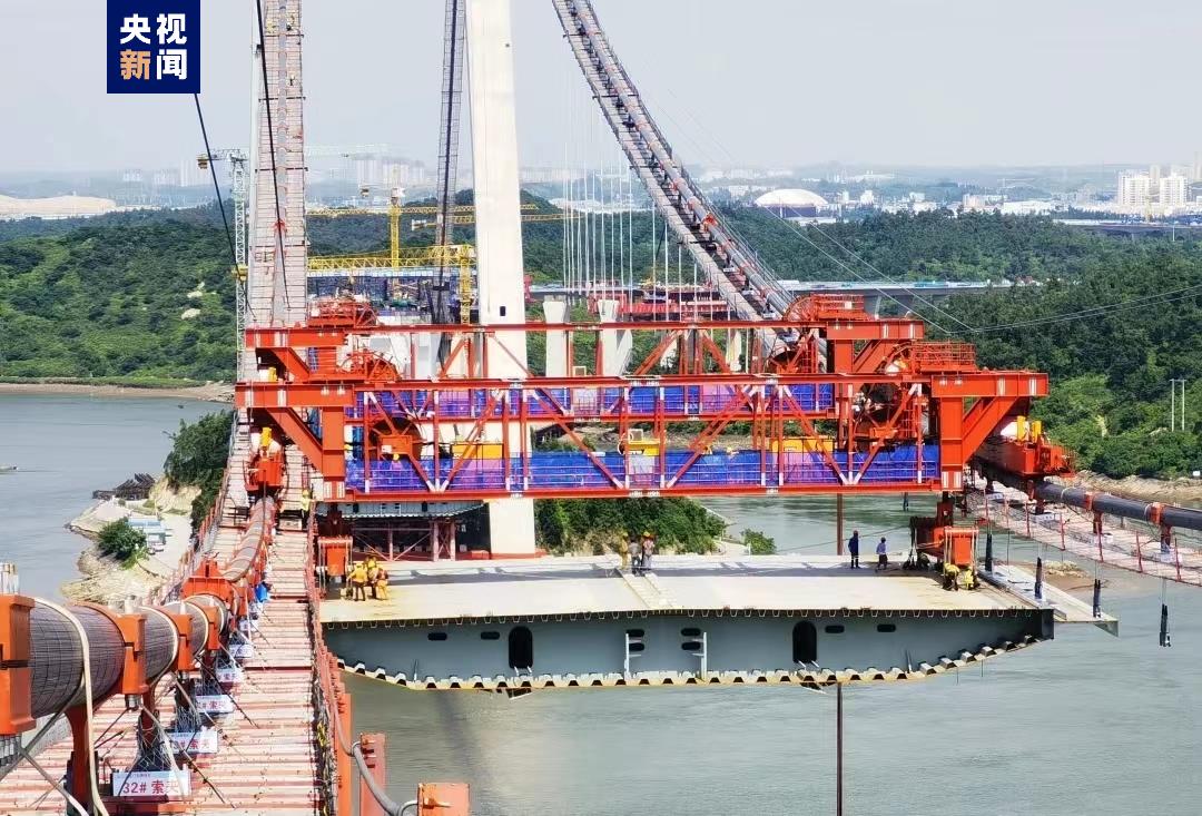 广西最长跨海大桥龙门大桥首榀双节段钢箱梁吊装完成
