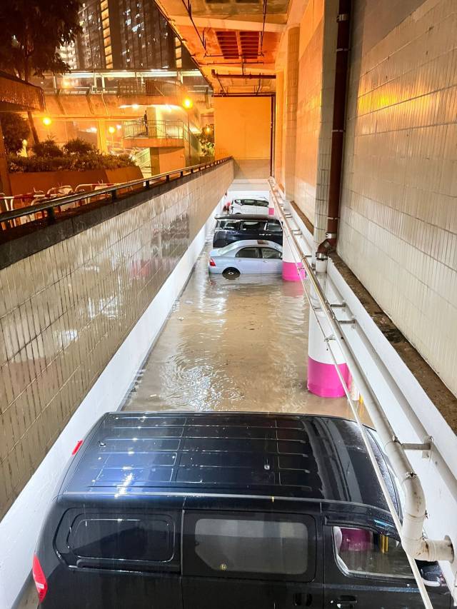 香港遭百年一遇暴雨 女子被狂流冲倒 多地区出现严重水浸