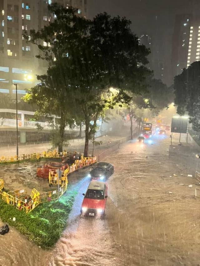 香港遭百年一遇暴雨 女子被狂流冲倒 多地区出现严重水浸