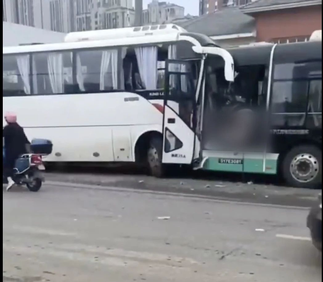 武汉一公交车突发意外致2死3伤 现场图片曝光