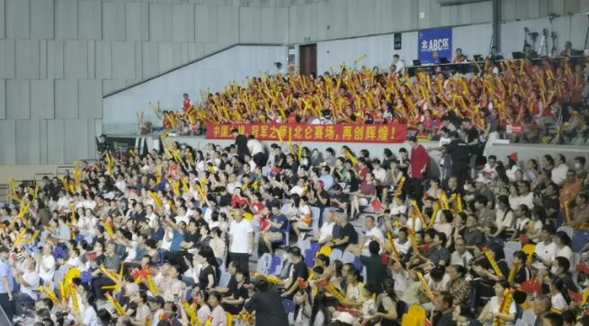 两场比赛涌入超1.5万名观众 中国女排点燃北仑排球氛围