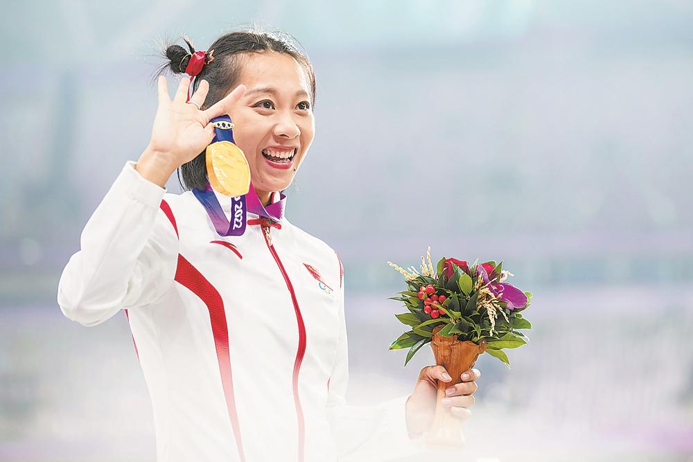 中国队夺得田径女子4×100米接力冠军 葛曼棋成就双冠王