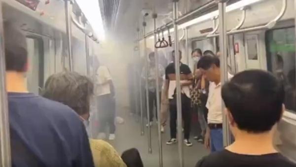 地铁上充电宝自燃男子用矿泉水扑灭 广州地铁官方回应