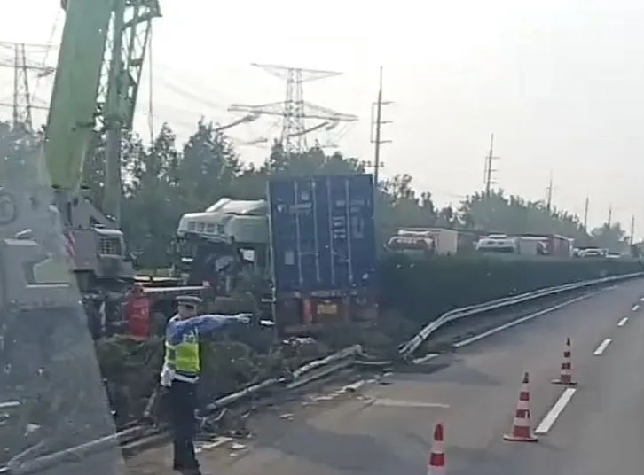 上海绕城高速车祸最新消息：三车相撞致2死2伤(现场图)