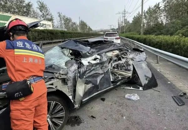 上海绕城高速车祸最新消息：三车相撞致2死2伤(现场图)