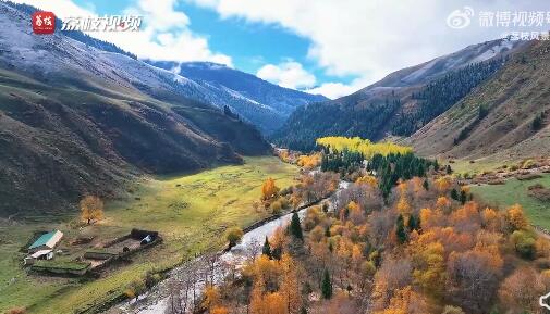 秋色与雪景在新疆同框了：如同秋日油画瑰丽壮阔