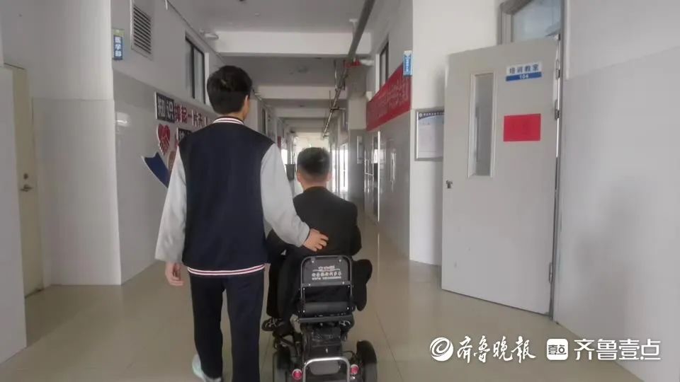 17岁少年照顾脑瘫同学近5年 他成了他的“双腿”