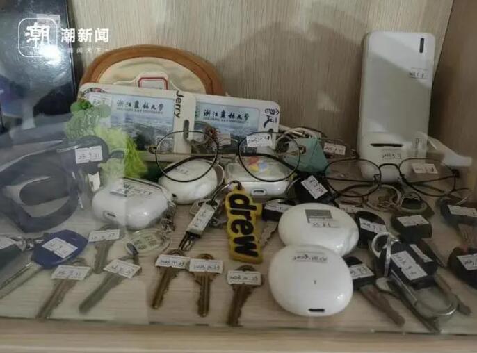 杭州高校保洁阿姨3年捡50多万财物 捡到手机98个