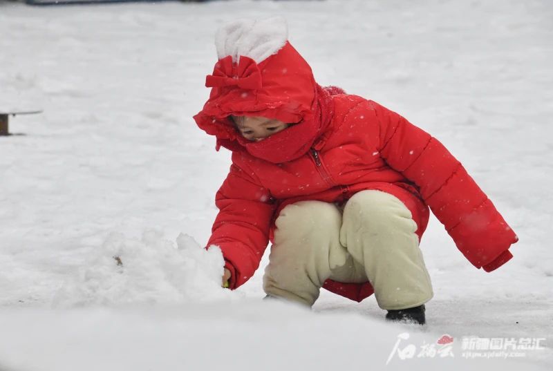 4岁女孩穿汉服滑雪如御剑飞行 网友：又萌又飒