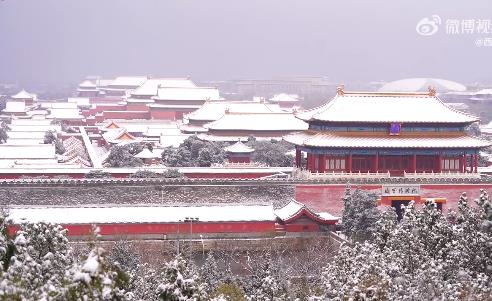 看雪中故宫感觉自己穿越了：红墙金瓦 白雪皑皑