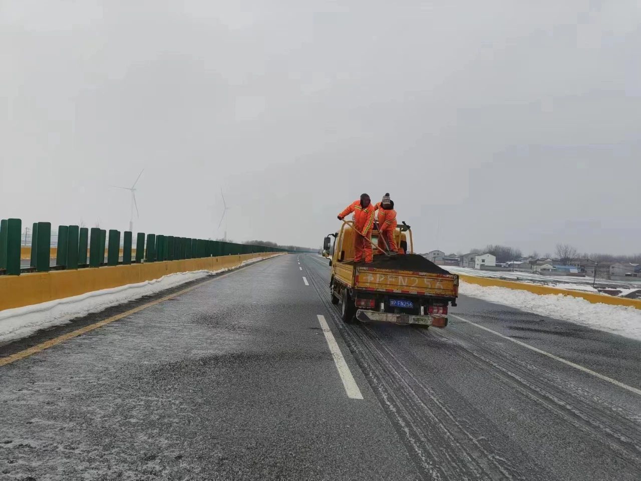 河南全省高速禁止所有车辆上站 桥梁结冰正清理路面冰雪