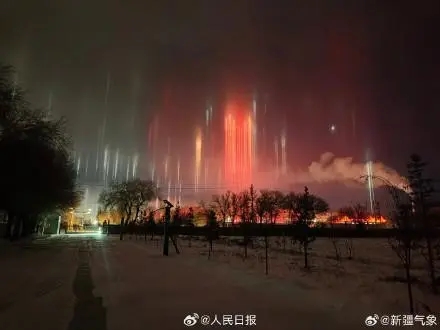 新疆现寒夜灯柱如科幻大片 网友：像流浪地球里行星发动机