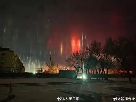 新疆现寒夜灯柱如科幻大片 网友：像流浪地球里行星发动机