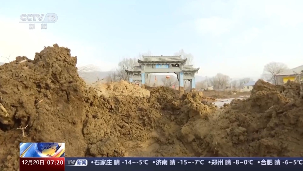地震后村庄遭砂涌:泥浆浪头高3米 翻滚着漫入村庄