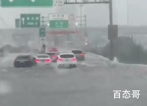 上海暴雨 高架桥成“高架河” 瞬时下水道堵住非常正常因为雨太大了