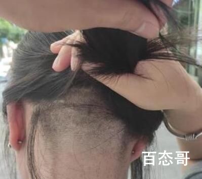 女子后脑勺头发被理发师剃掉一半 究竟是怎么一回事