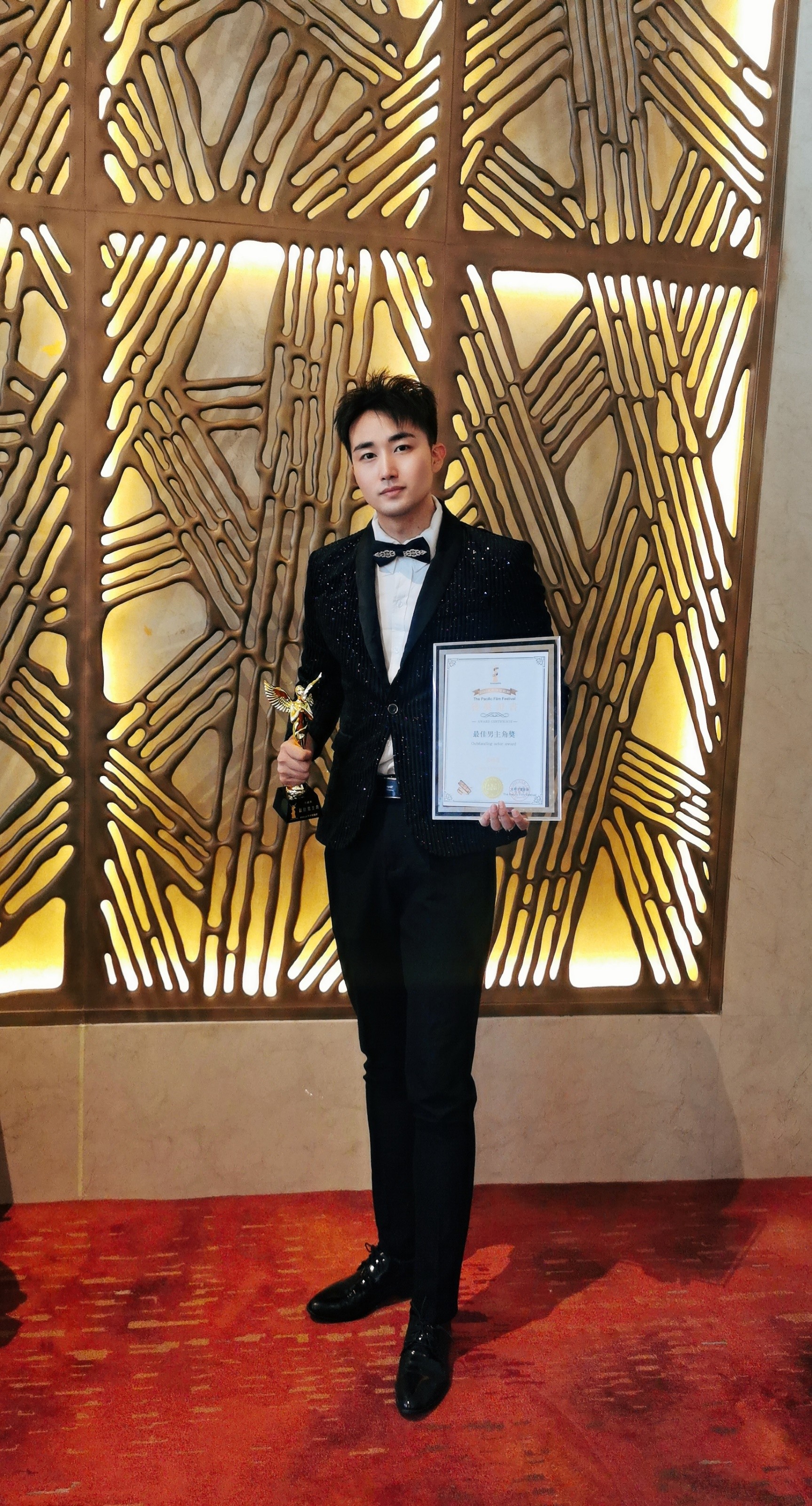 演员王成岳荣获电影节最佳男主角奖项